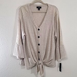 *NWT* AGB Oatmeal Front Button Bell Sleeve w/Lace Detailing Top, size 3X